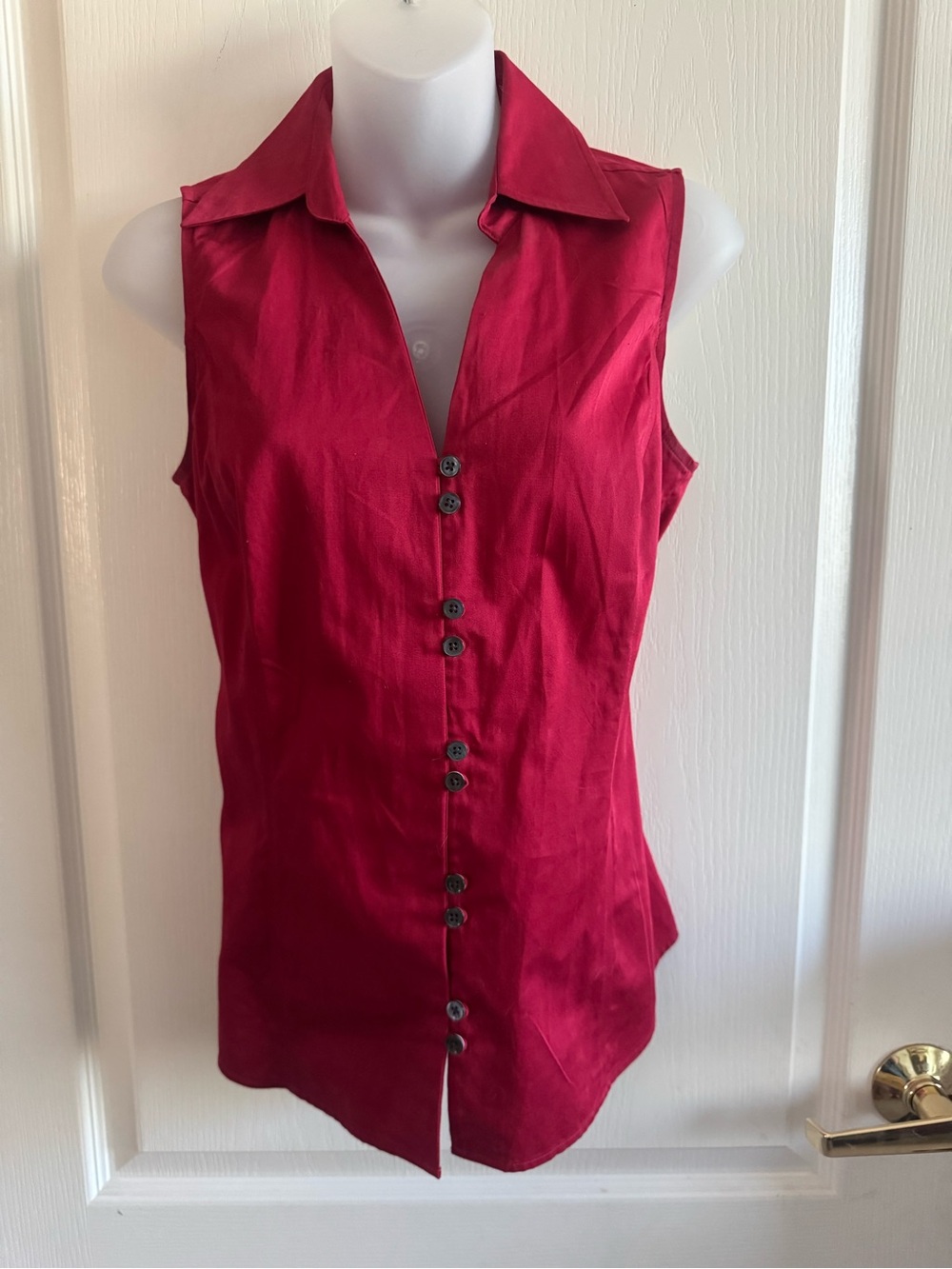 Ann Taylor sleeveless button-front top in deep red - like new